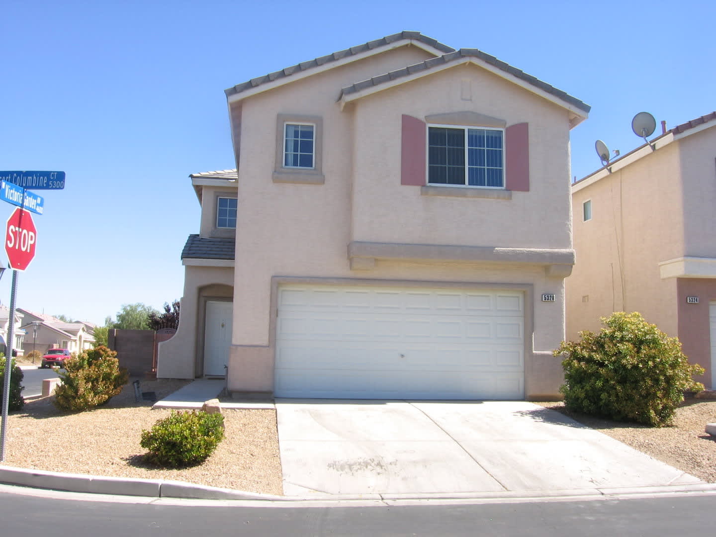 This 1 596 Sq Ft Home Has 3 Bedrooms 2 5 Bathrooms A 2 Car Garage Located On A Corner Lot And New Wood Flooring – photo 1
