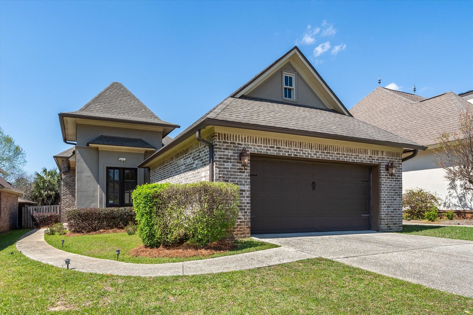 Stunning Custom Home With Exquisite Upgrades – photo 1