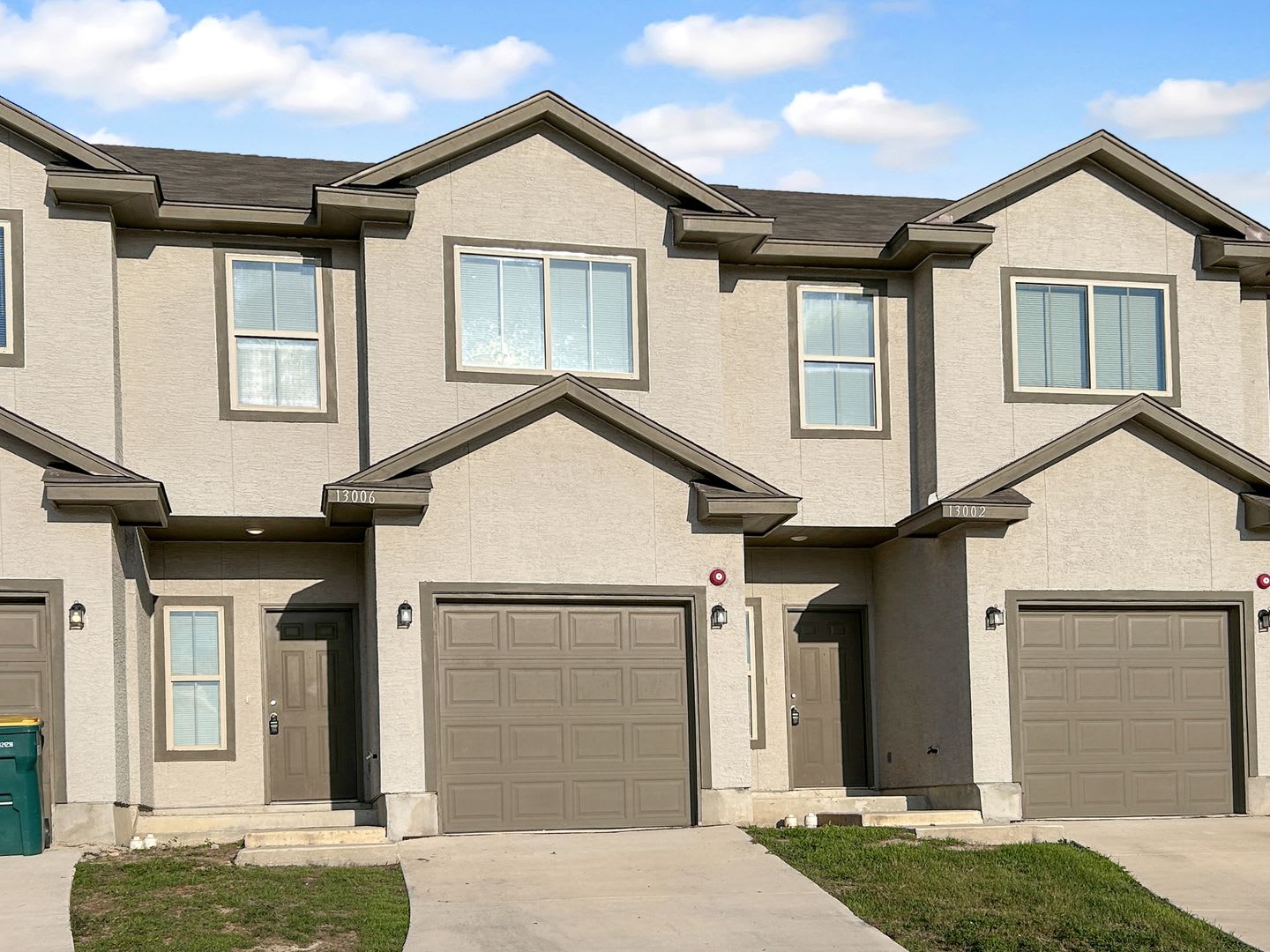 Charming 3 Bedroom Townhome Near I-35 &amp; Randolph AFB – photo 1 of 23