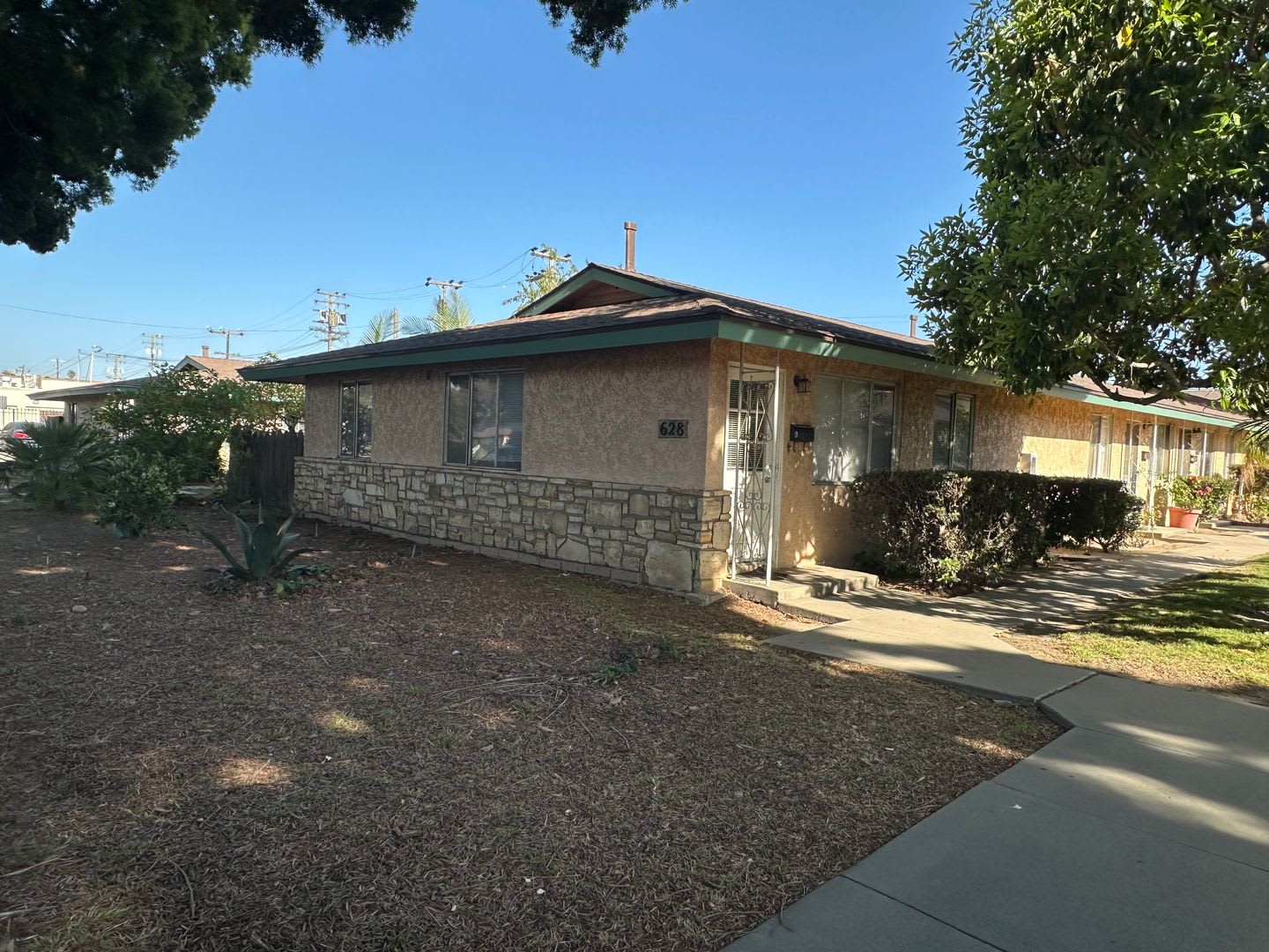 Cute 2 Bd 1Ba Unit In Quiet 14 Unit Apartment Complex – photo 1 of 196