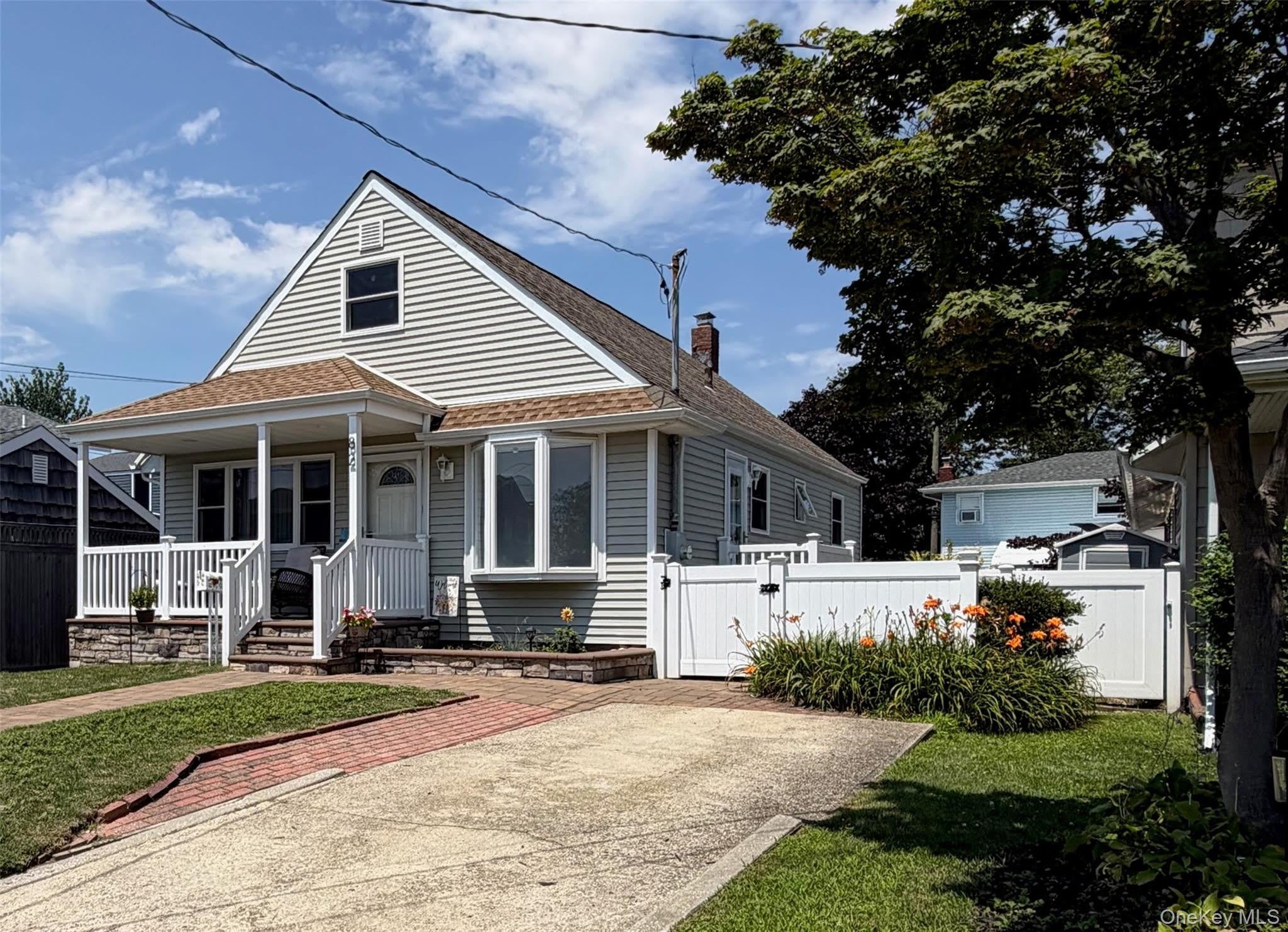 82 E Hollywood Avenue – photo 1 of 10