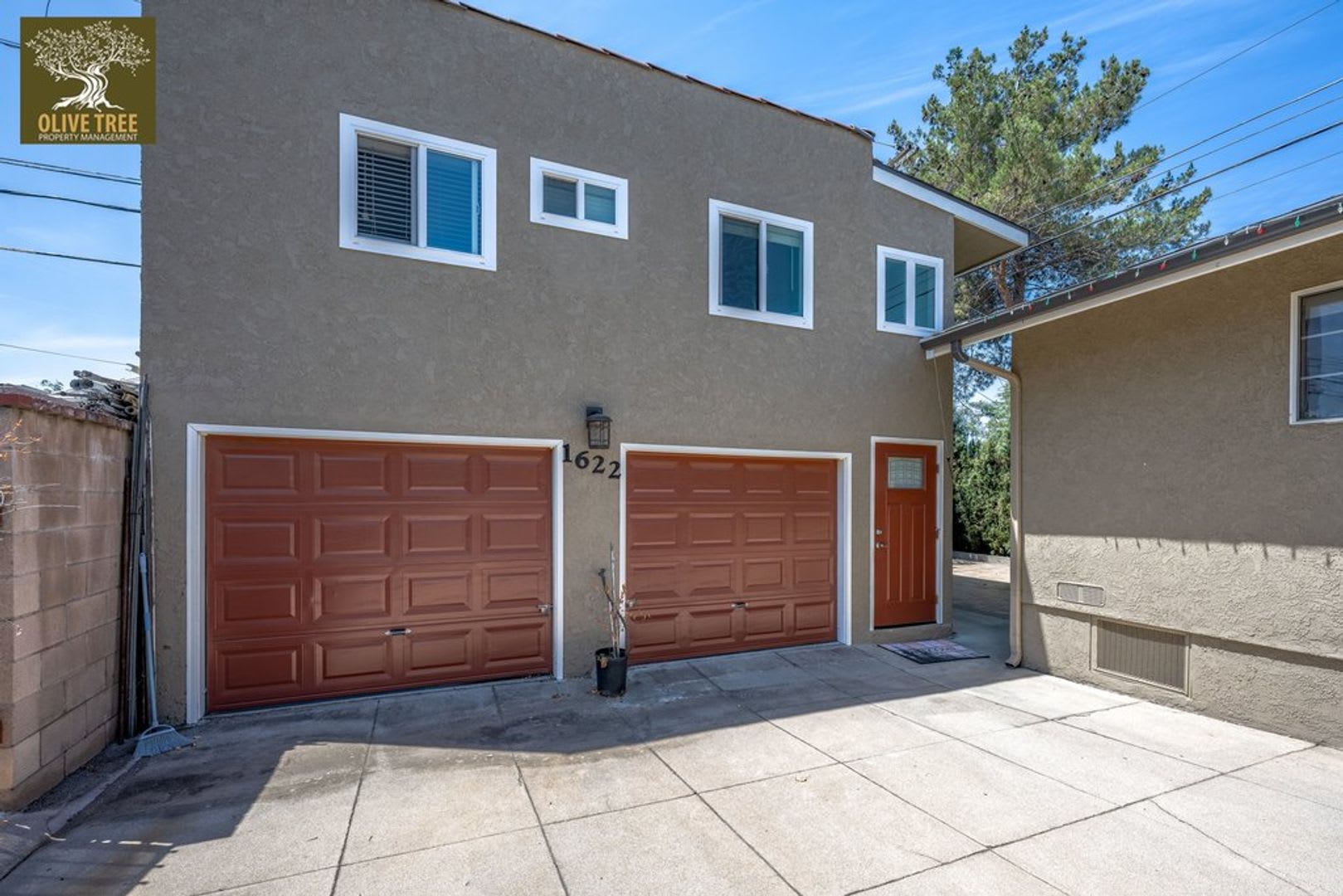 Fully Updated Spacious Studio Above Garages in Pasadena! – photo 1