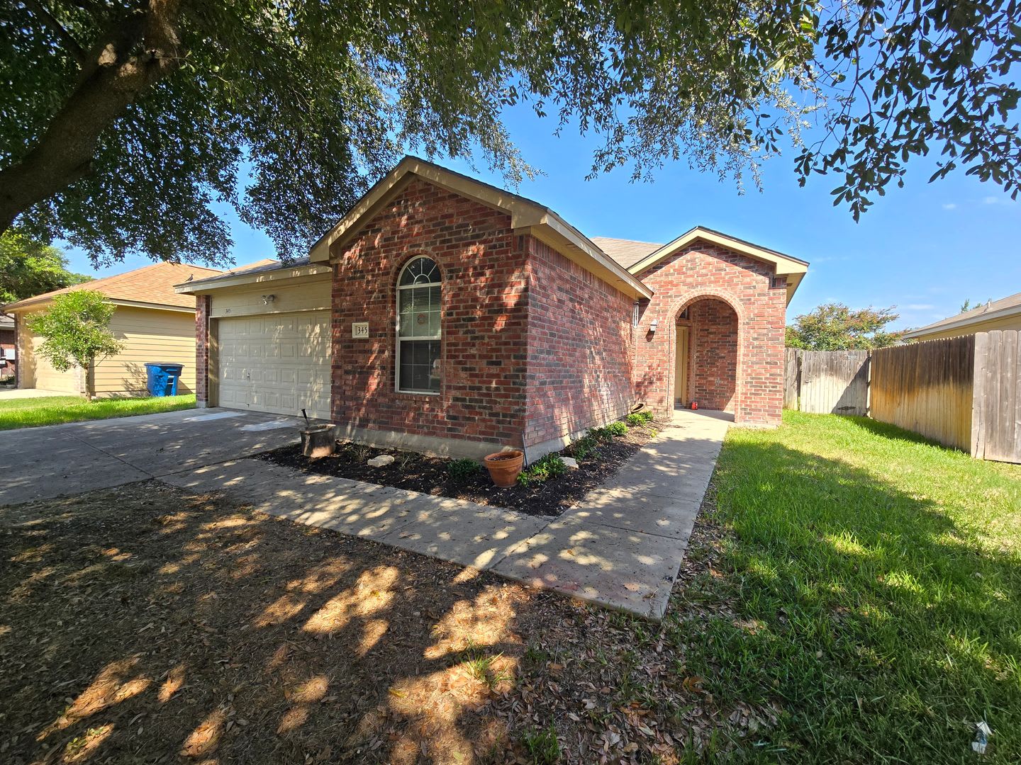 3/2/2 Walking Distance to Fischer Park / No Carpet / Fridge Included/ Fenced in Yard / NBISD – photo 1