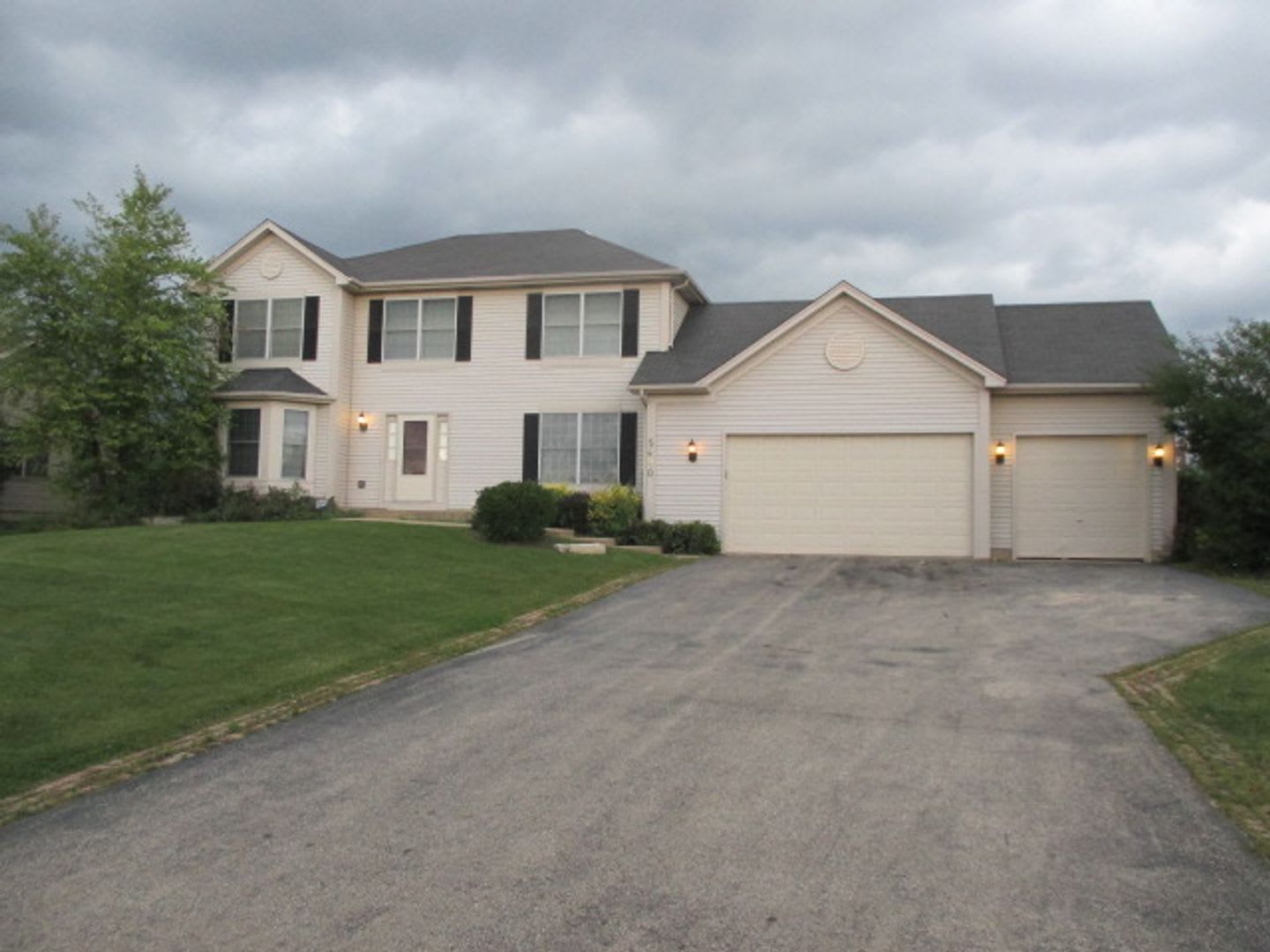 5490 Fox Path Ln Hoffman Estates, IL 60192 – photo 1