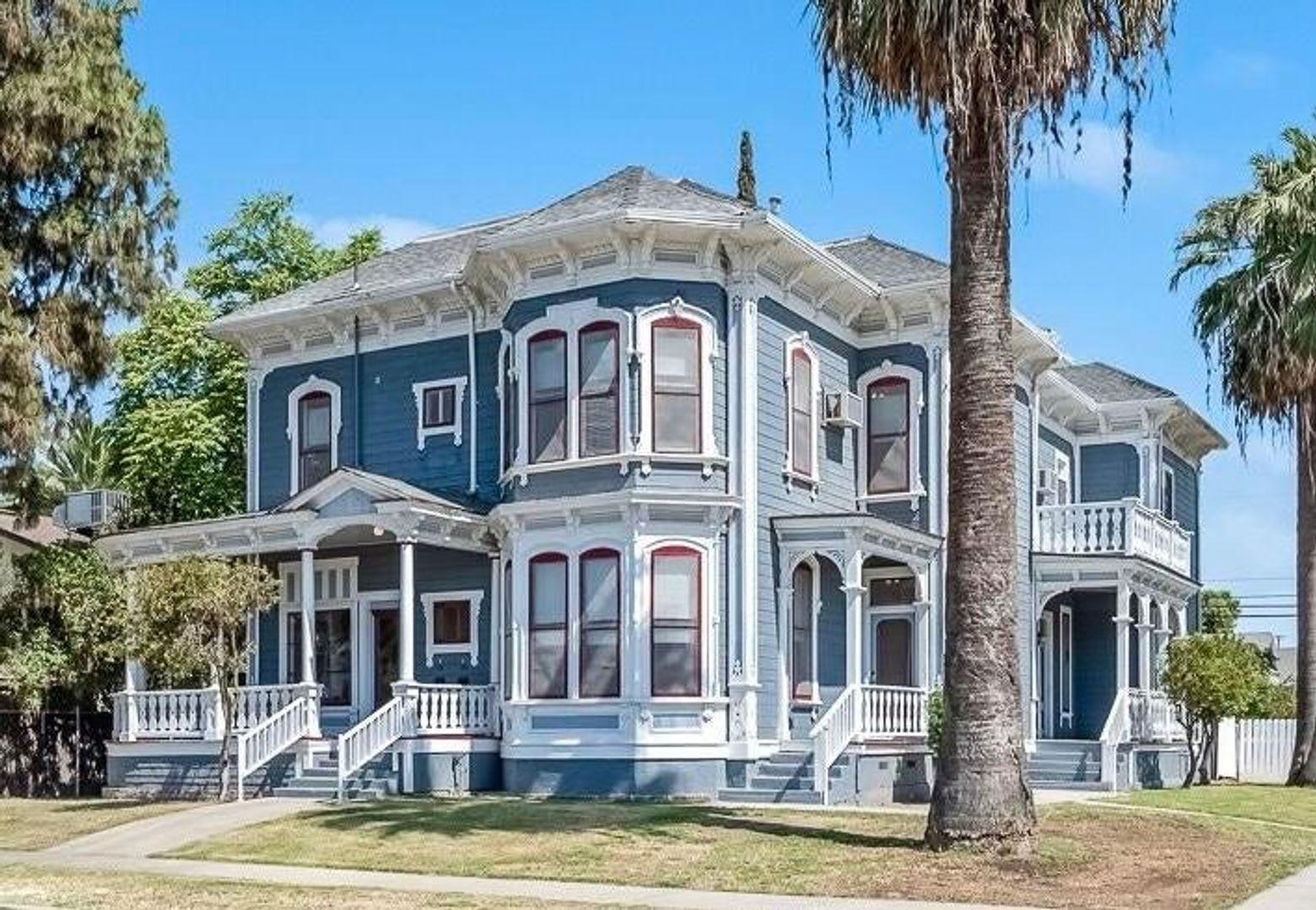 2 bedroom 1 bath walking distance to downtown Hanford – photo 1 of 14