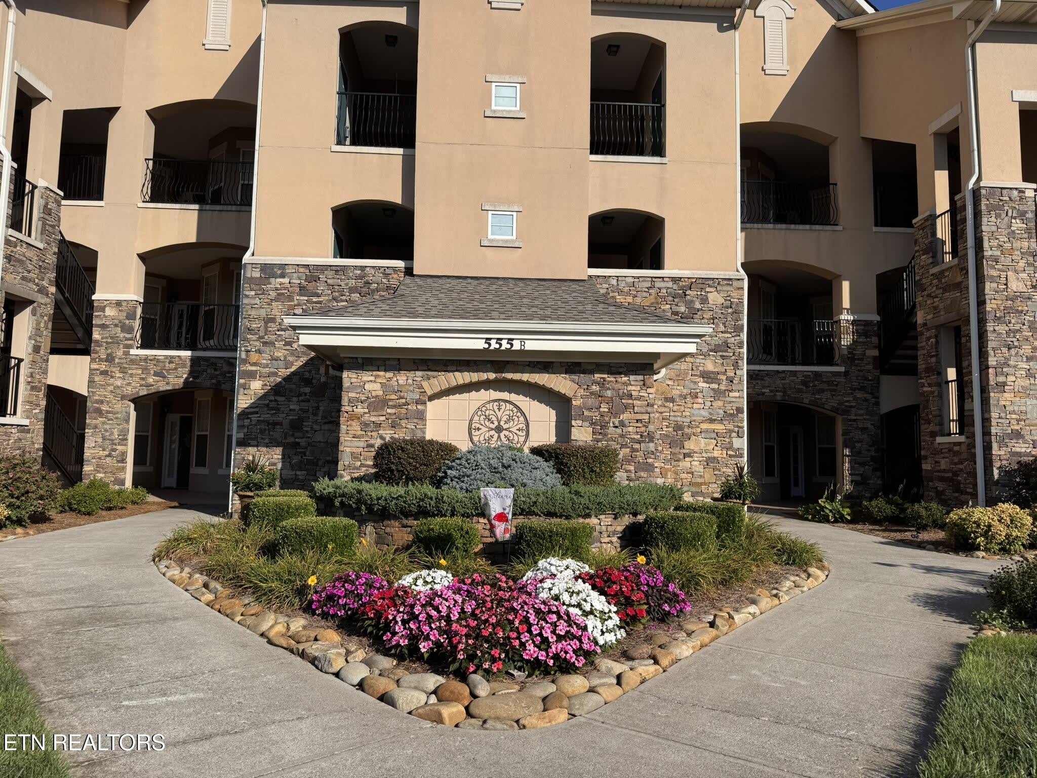 555 Rarity Bay Pkwy – photo 1 of 22