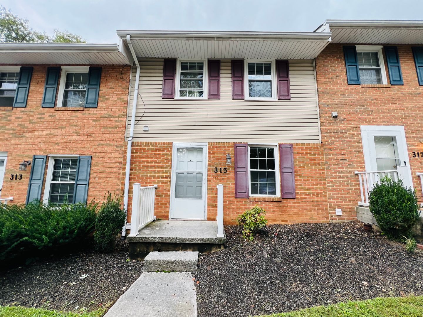 2 Bedroom, 1.5 Bath Townhouse – photo 1