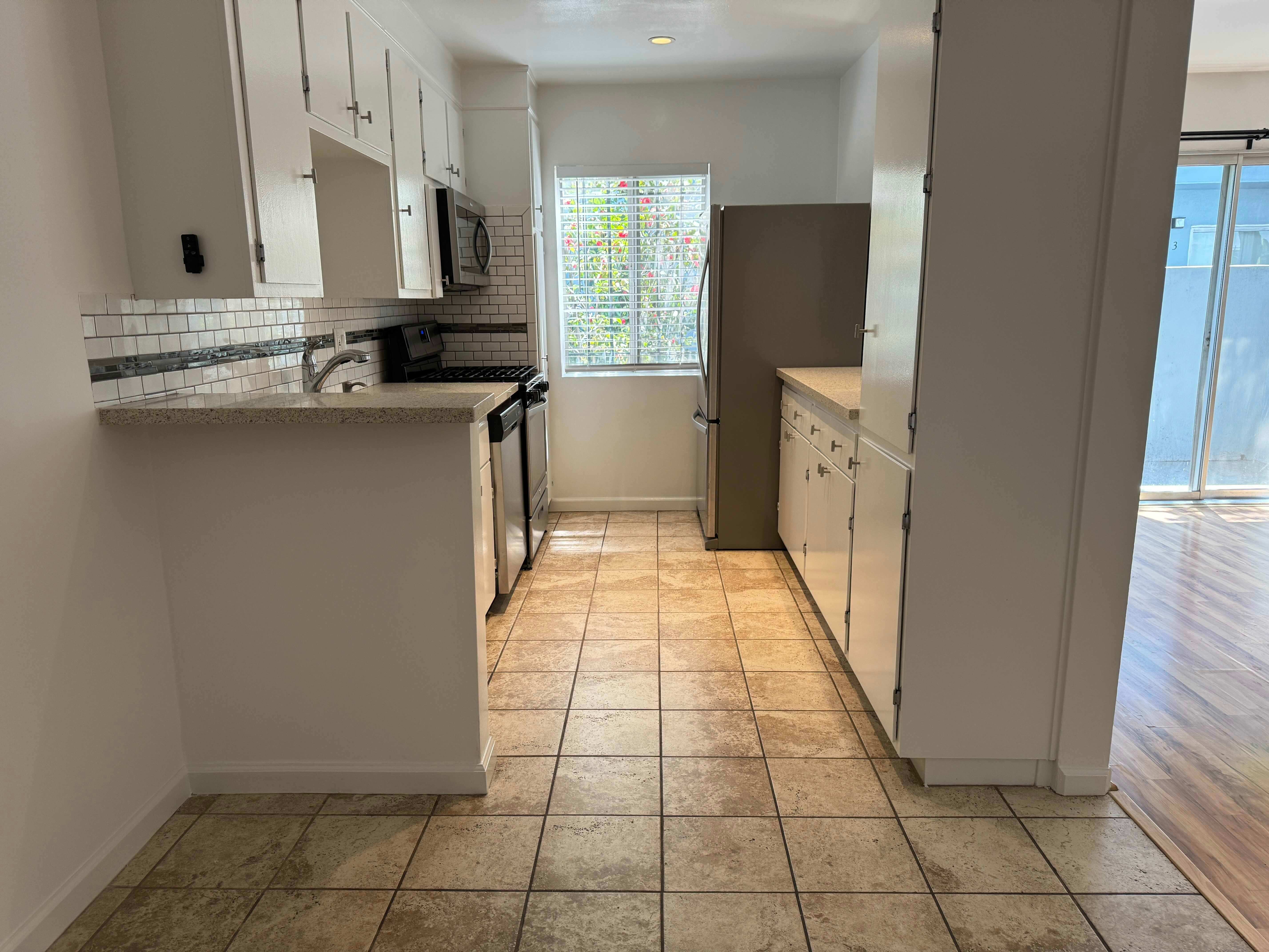 735 North Sycamore Avenue – photo 1