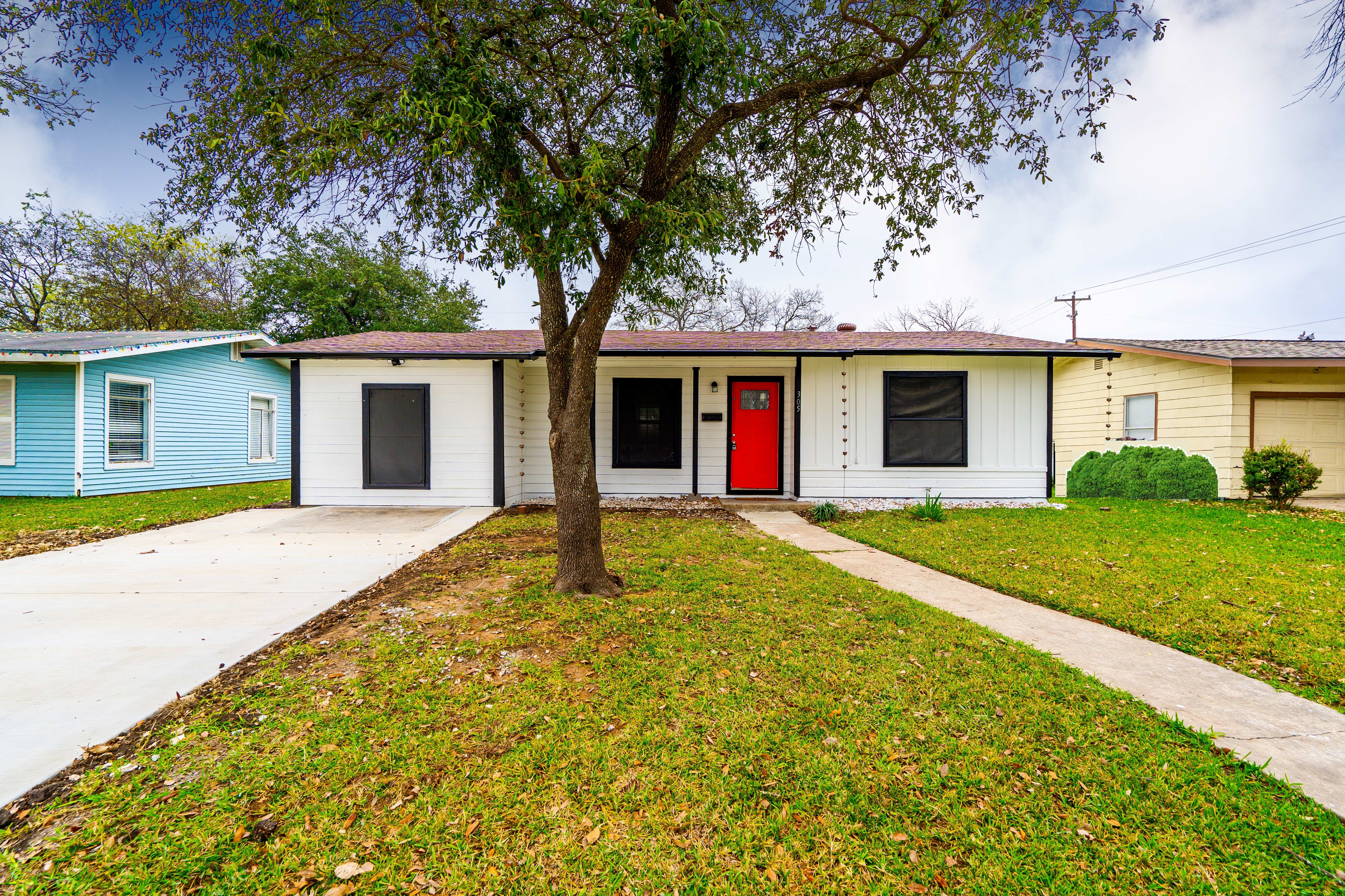 305 Laurelwood Drive – photo 1