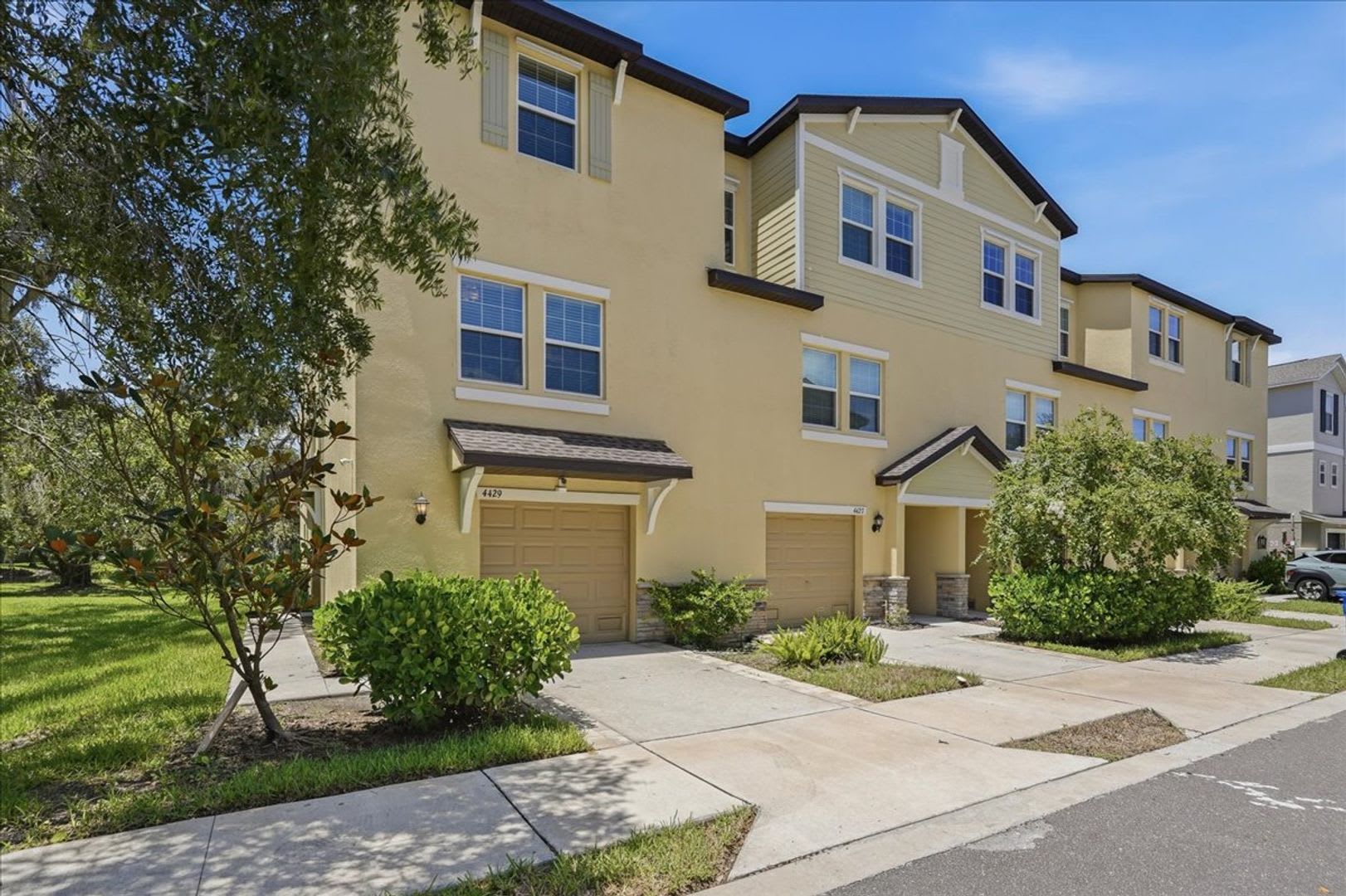 Gated Townhouse Community Palm River Just 10 Minutes From Downtown Tampa – photo 1 of 94