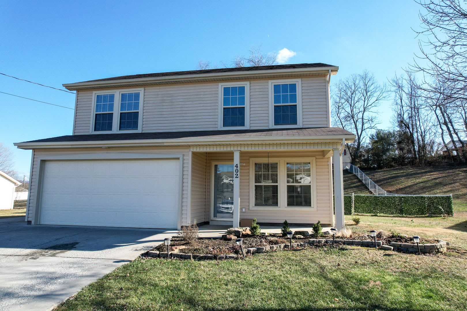 402 Kings Rd – photo 1 of 23