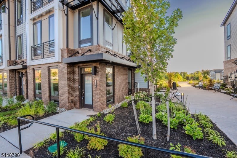 112 Village Dr – photo 1