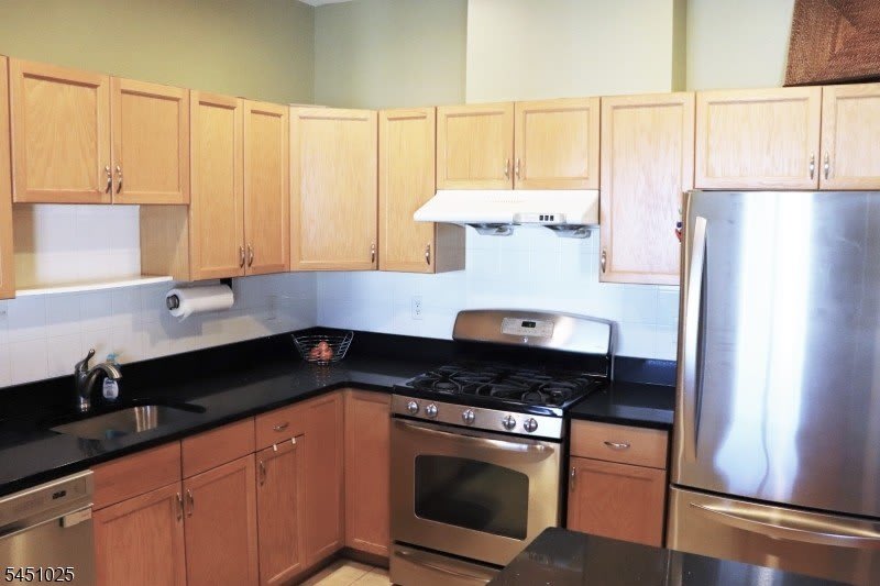 370 Summerhill Dr – photo 1 of 15