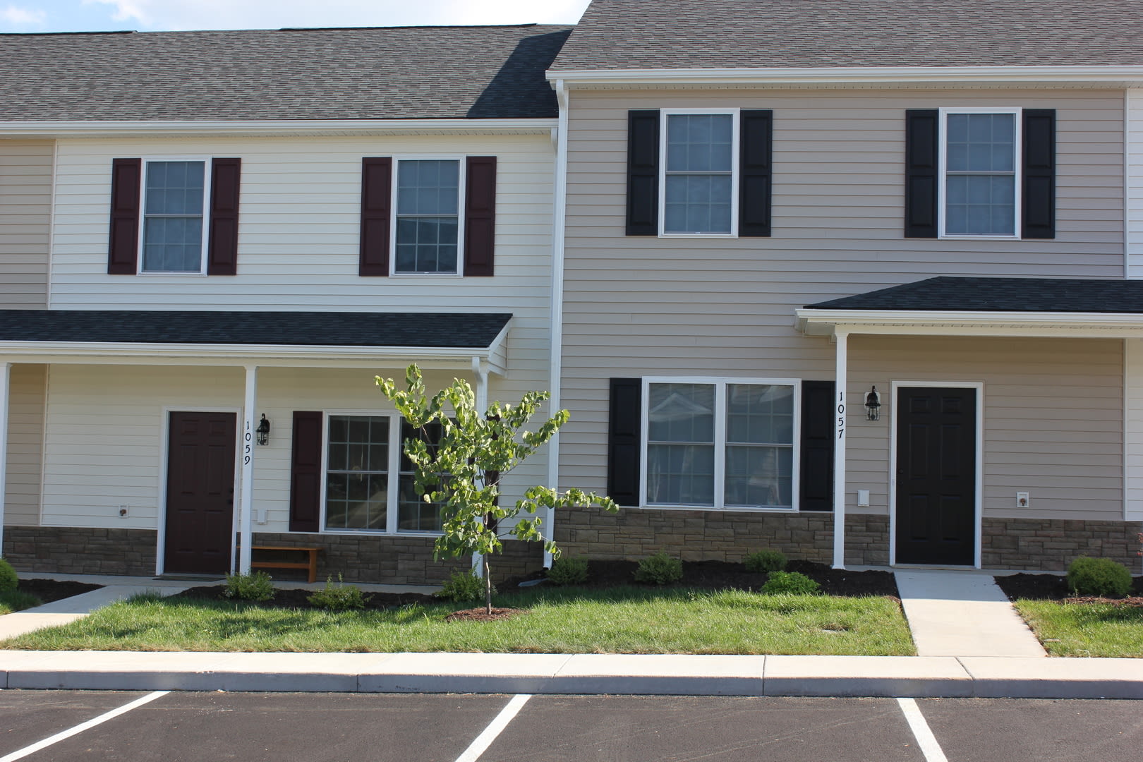 3 Bedroom, 2.5 Bath Two Level Townhouse – photo 1
