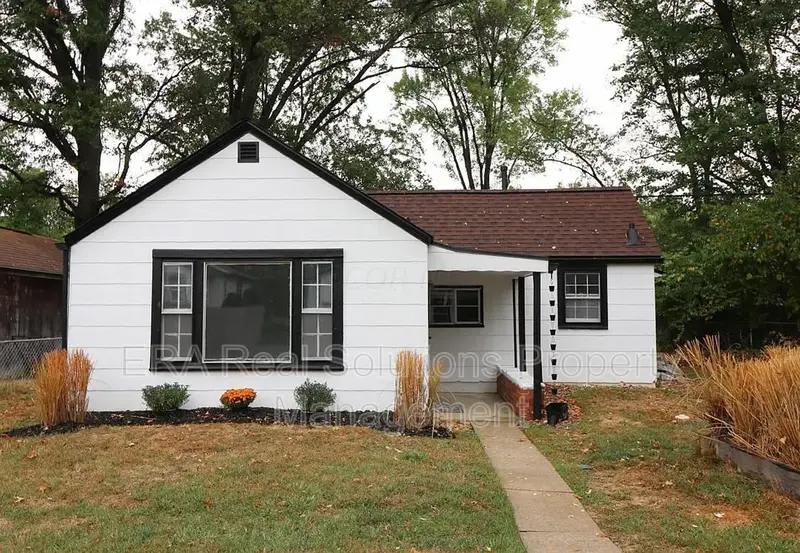 2704 Kilbourne Ave – photo 1 of 9