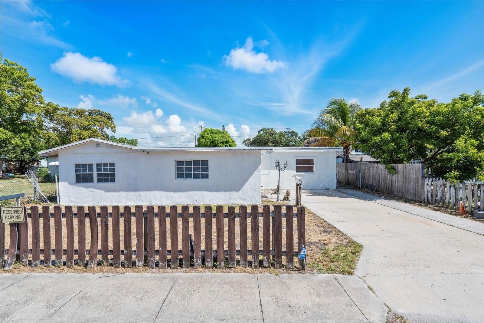 236 Sw 14Th Street – photo 1
