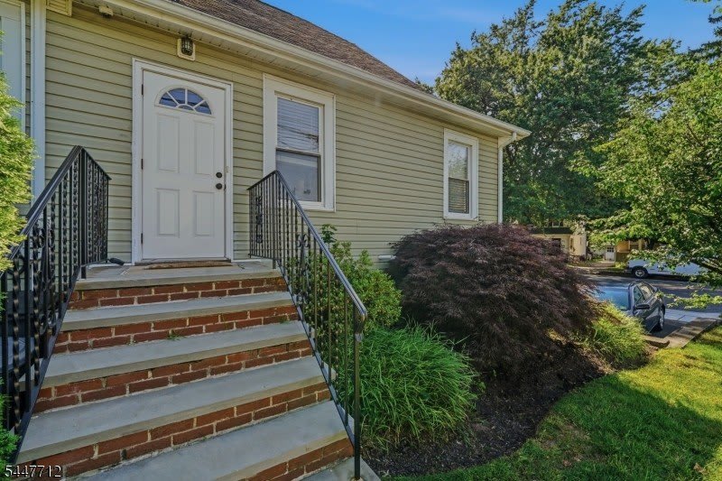 161 Broughton Ave – photo 1 of 152