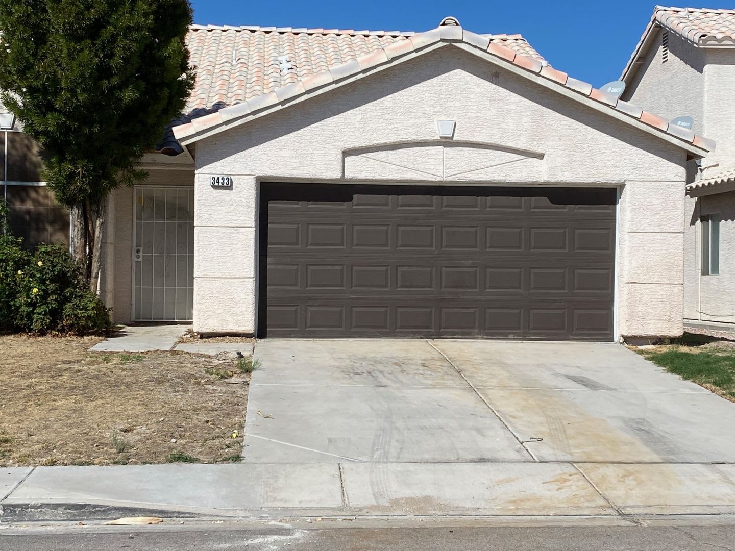 RARE SINGLE STORY HOUSE. 3 BED/2 BATH. FRESH PAINT AND TILE. – photo 1
