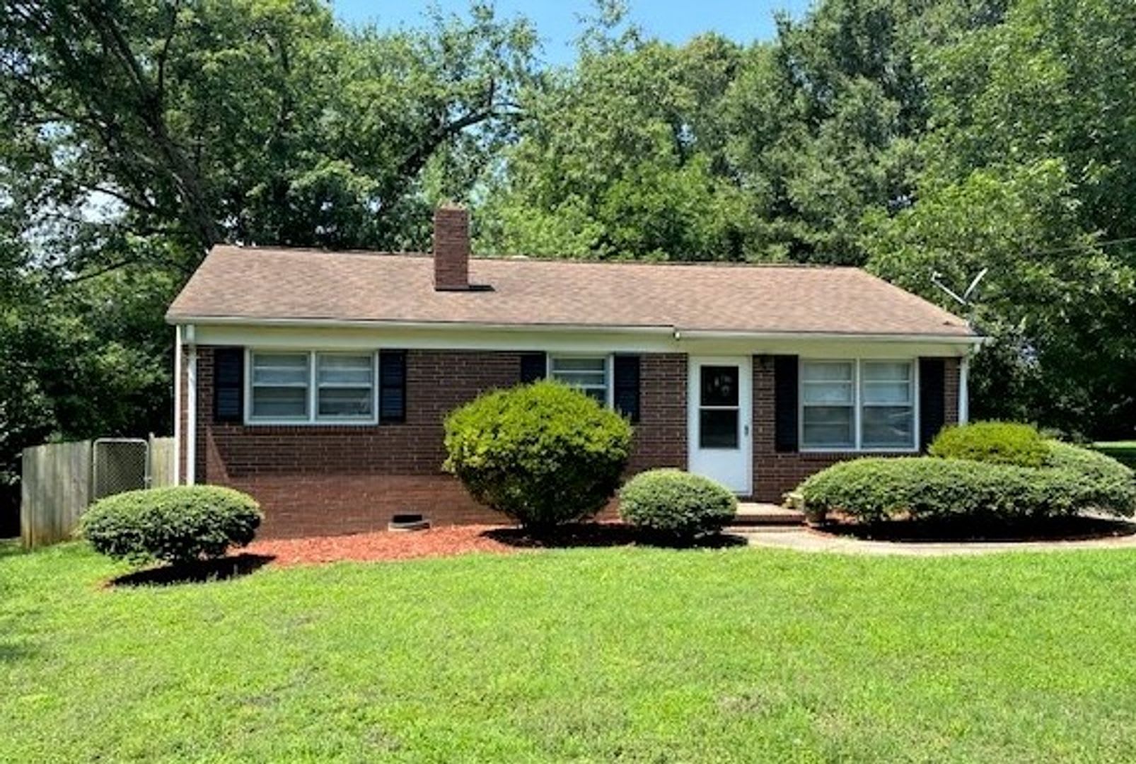 1/2 MO OFF SPECIAL 3 BED, 2 BATH -GARAGE-FENCE -5 MIN TO DOWTOWN CONCORD – photo 1