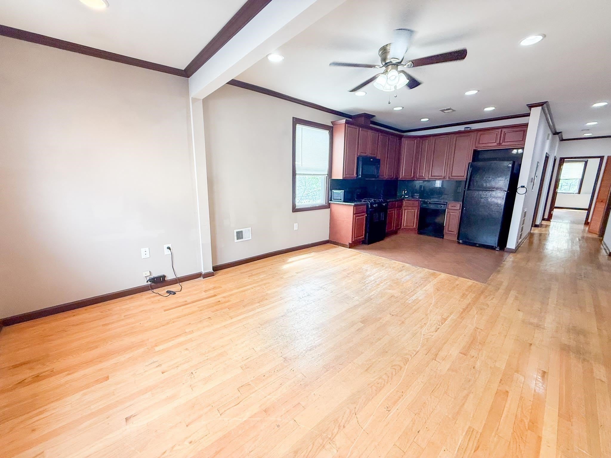 107 Oxford Ave – photo 1
