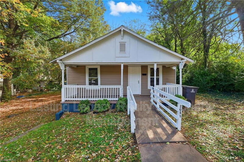 2051 Bloomfield Drive – photo 1