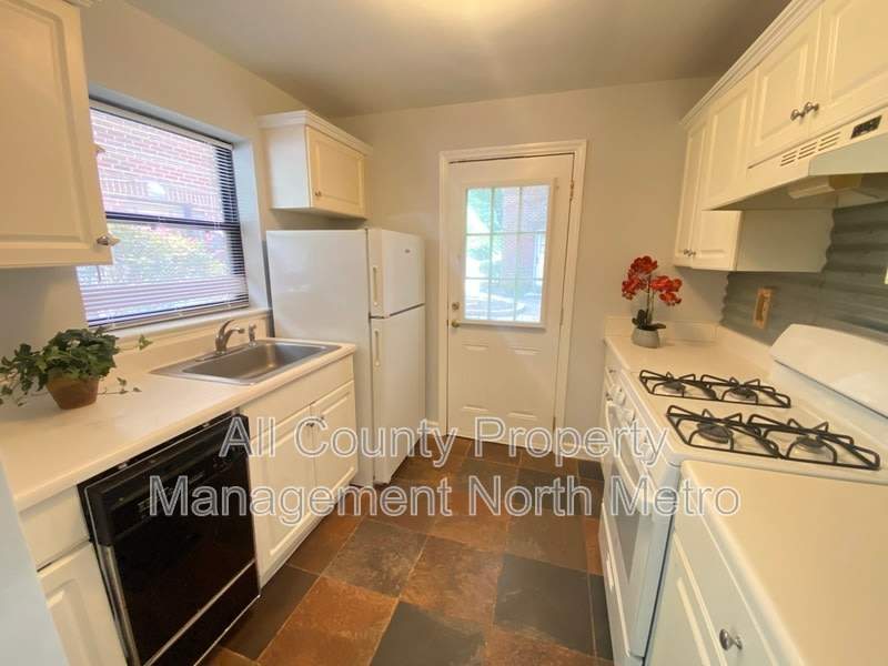702 Argonne Ave NE – photo 1