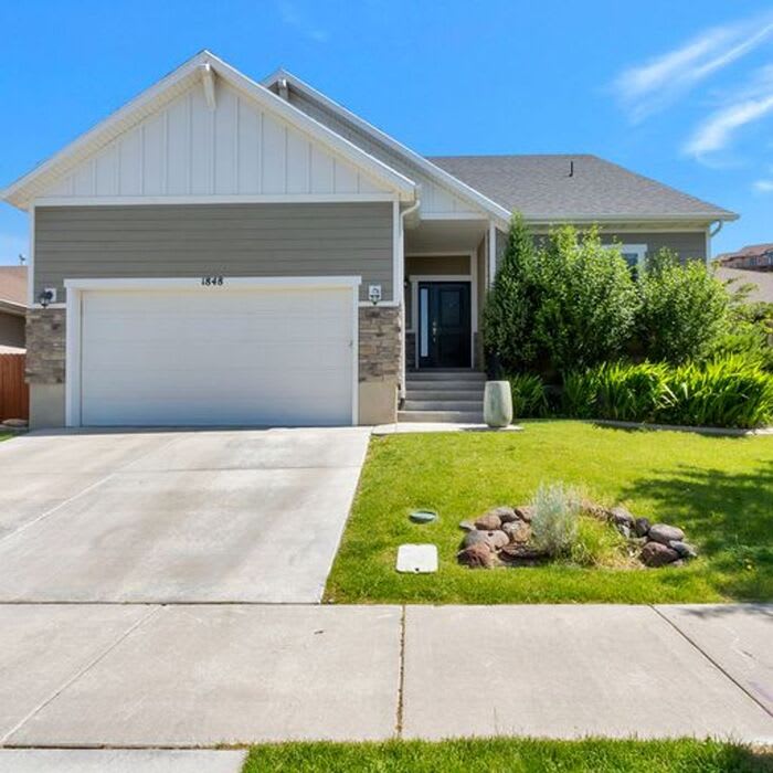1848 Woodview Drive West – photo 1