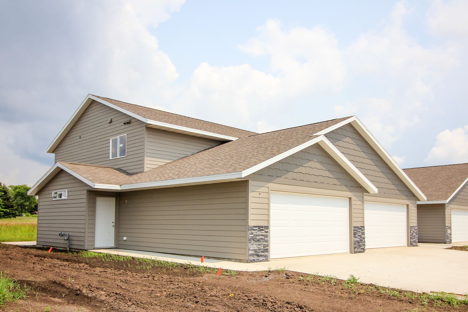 Newer 3 bed 2 bath in Tea Special rate $1775 with a 13 month lease – photo 1 of 31