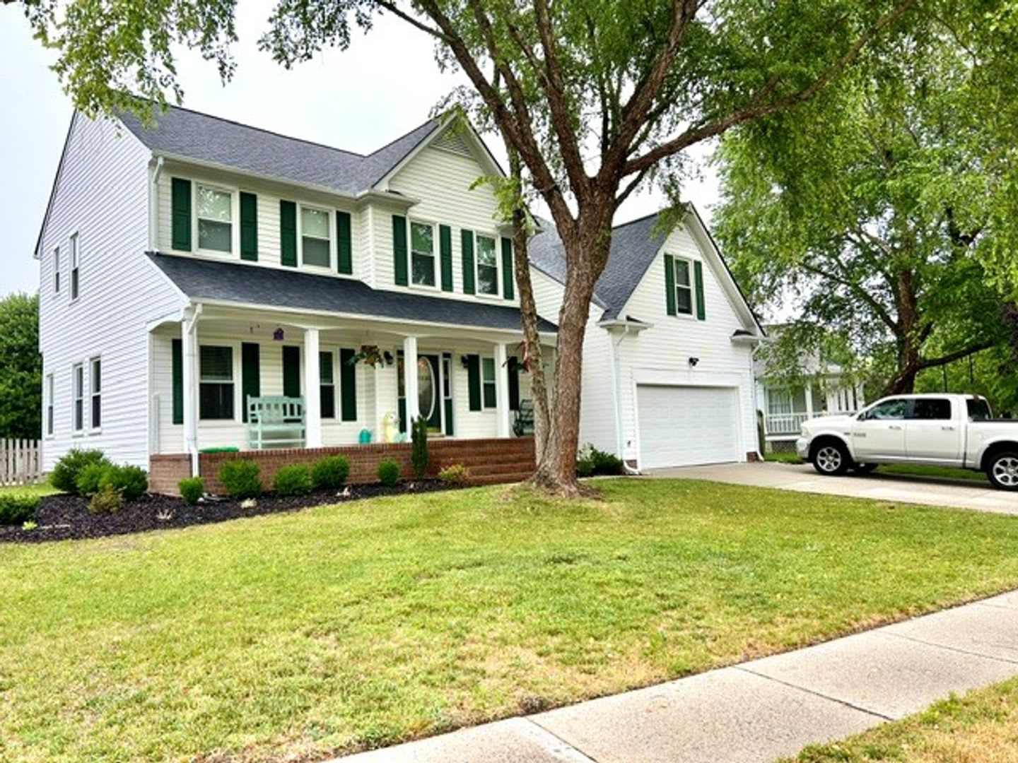 CHARMING HOME IN HIGHLY SOUGHT AFTER NEIGHBORHOOD. – photo 1