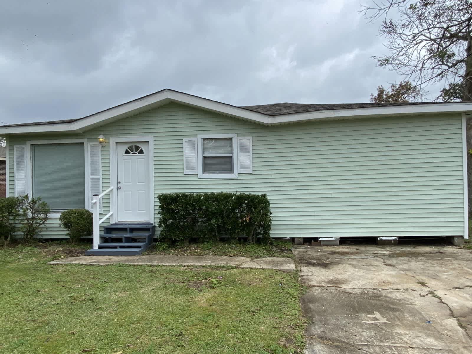 406 Courthouse Ln – photo 1 of 17