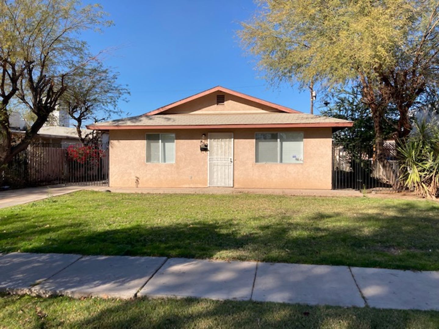 860 W. Commercial Ave., El Centro – photo 1 of 12