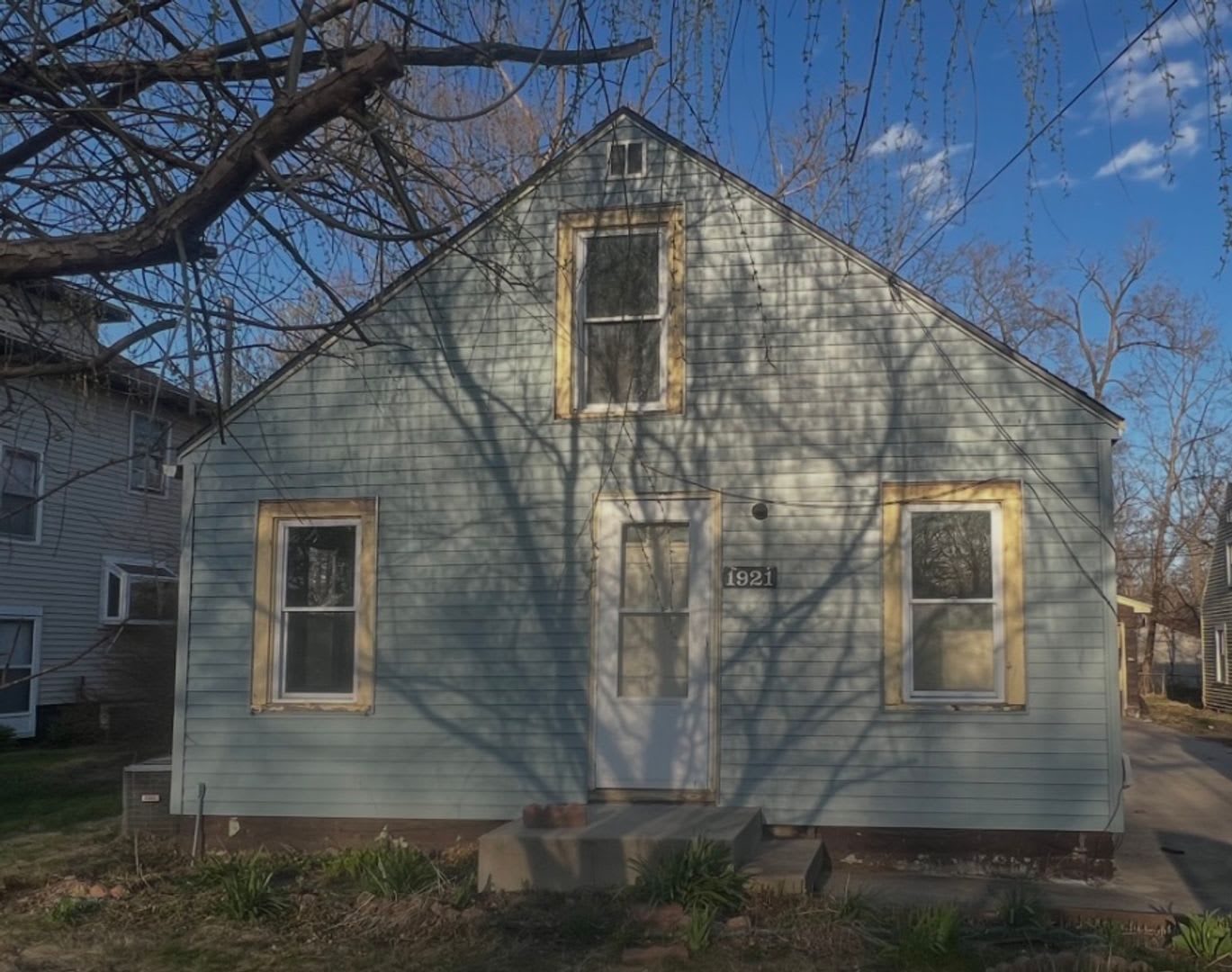 Cozy 4 Bedroom / 1 Bathroom For Rent – photo 1 of 8