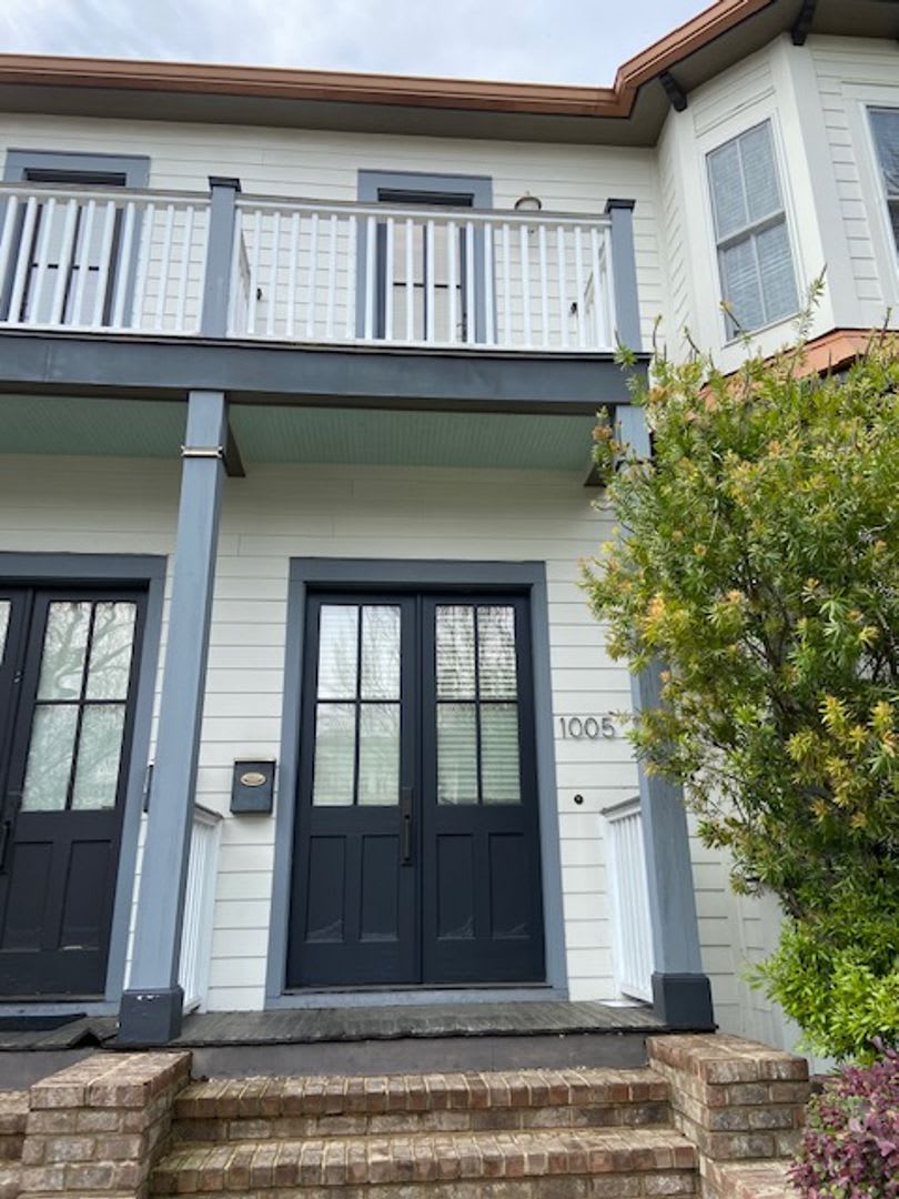Luxury Townhome in the Heart of Downtown with Private Parking – photo 1