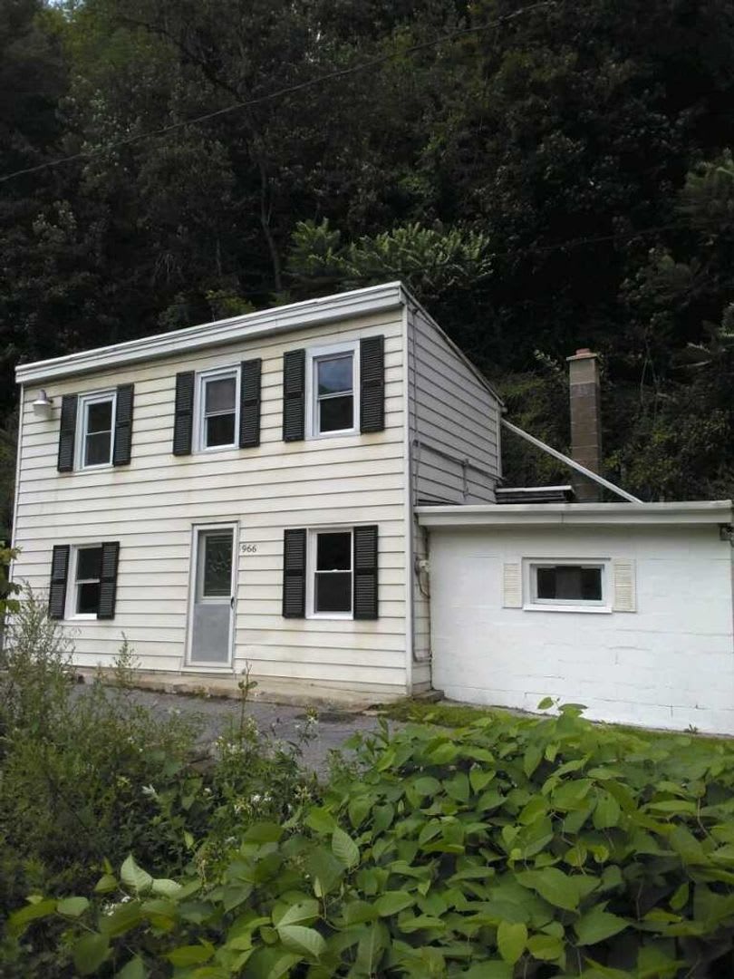 3 bedroom 1 bathroom – photo 1 of 12