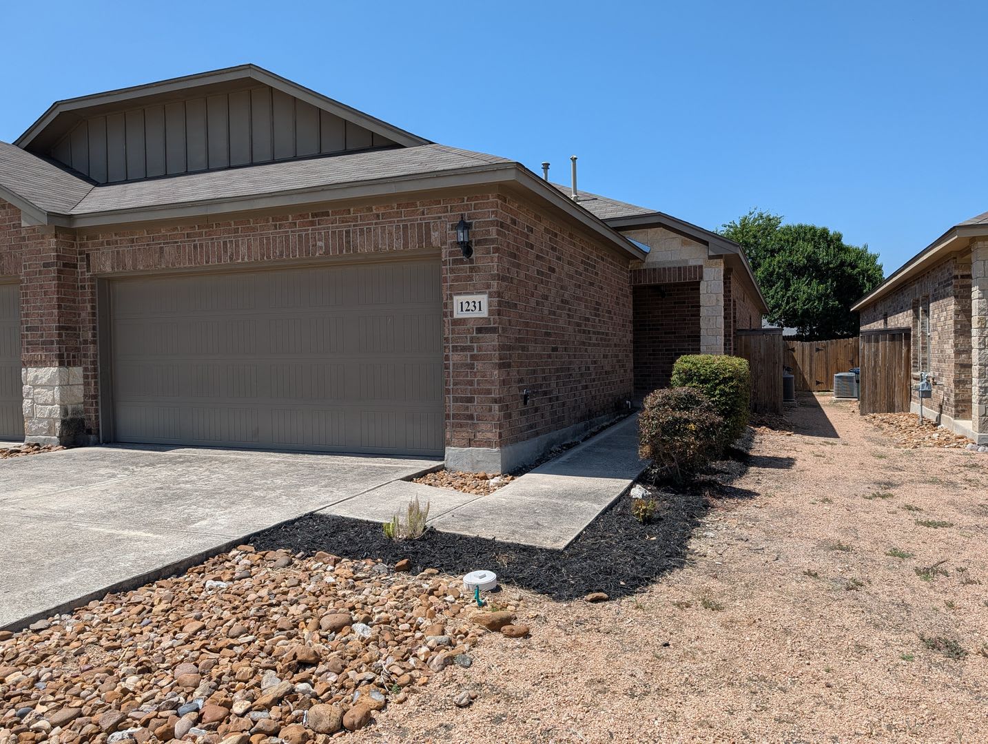 1 Month Free Rent ** Walk to Historic Gruene / Fridge / Gas Cooking / Fenced in yard / CISD – photo 1