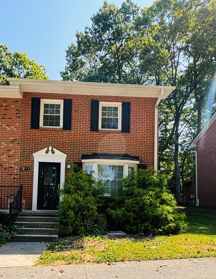 3 Bedroom, 2 Bath Townhouse – photo 1