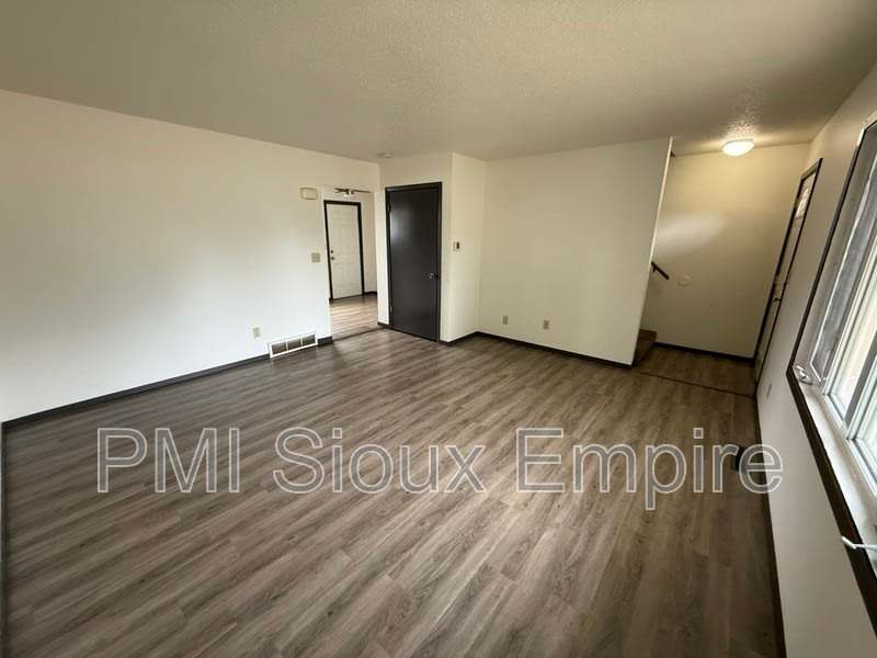 612 E 6th st – photo 1