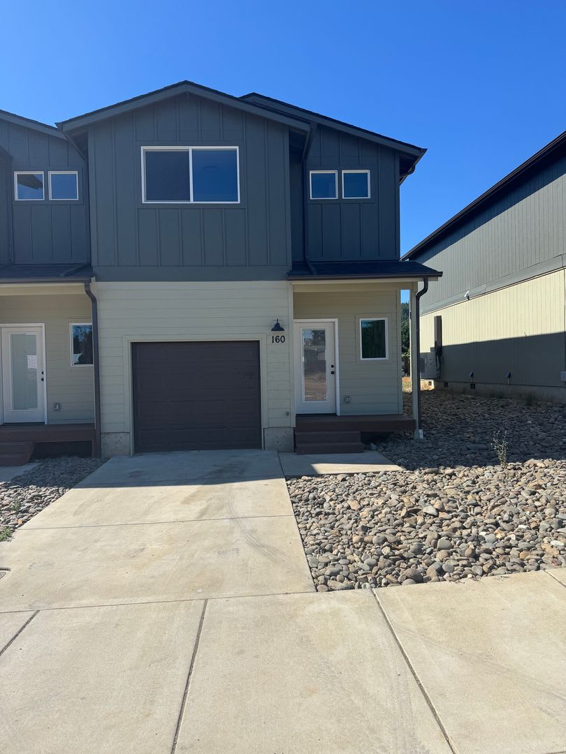Modern 3 bedroom townhouse – photo 1 of 21