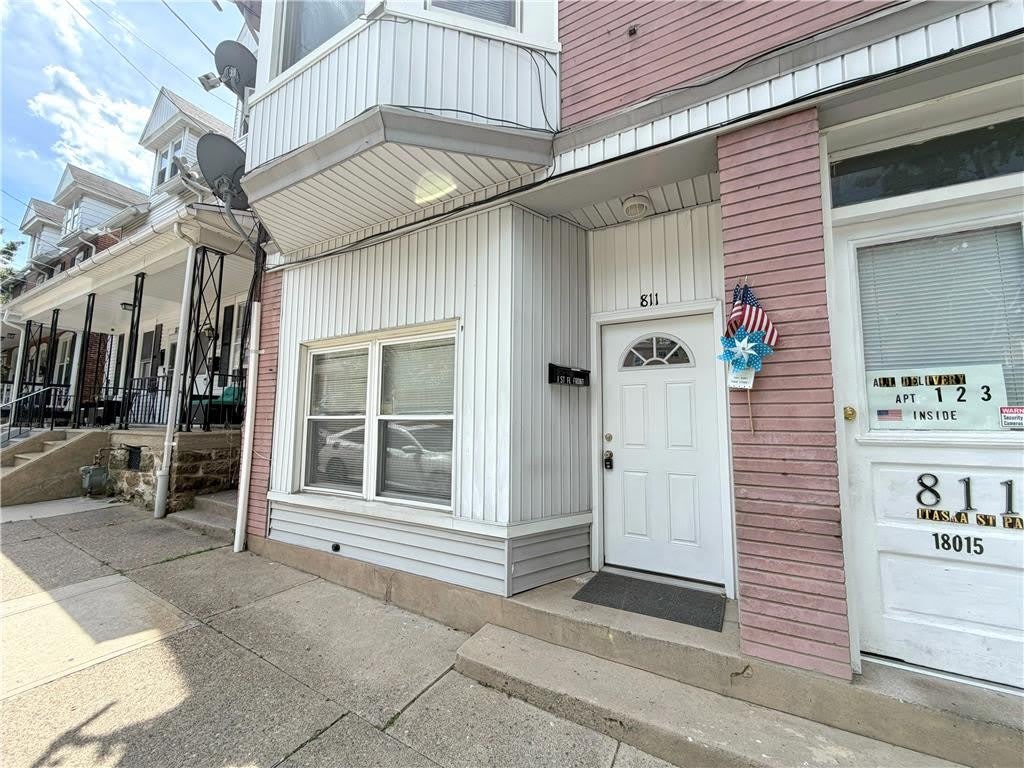 811 Itaska Street – photo 1 of 15
