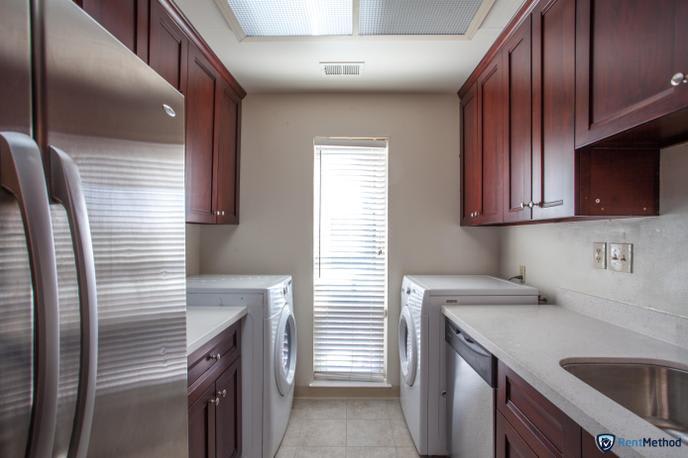 Nicely Upgraded 2 Bedroom 2 Bathroom Condo Available Now! – photo 1