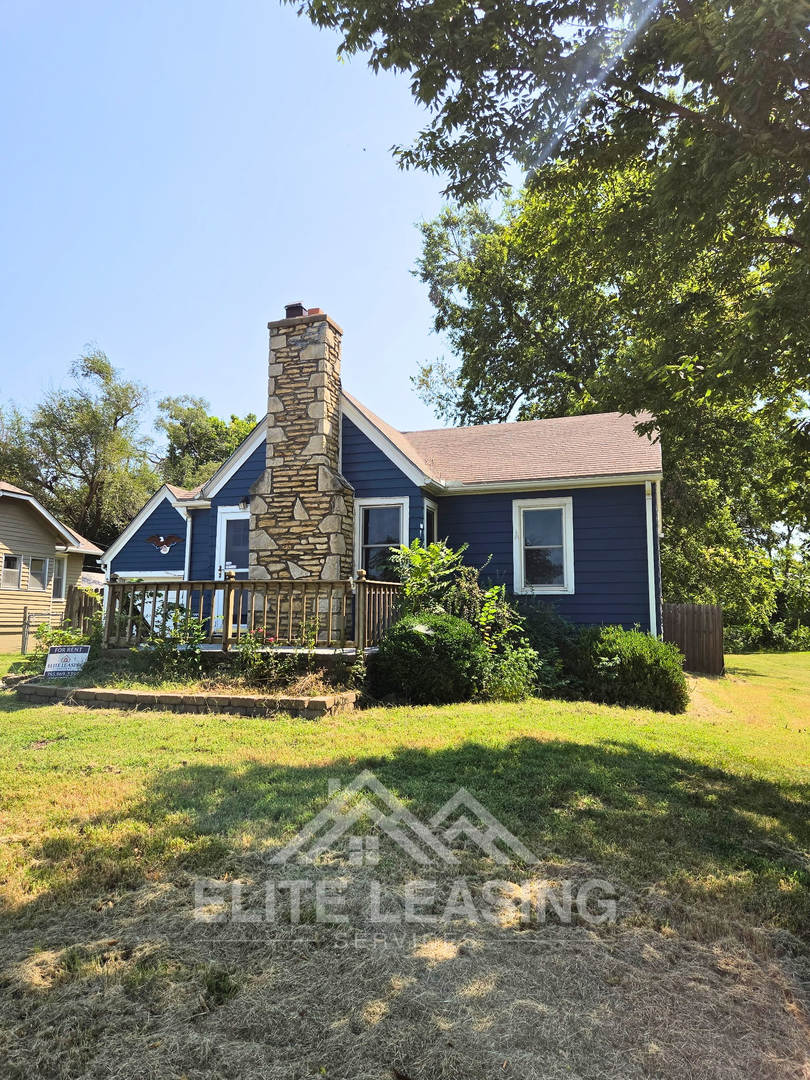Charming 2-Bedroom Home with Spacious Backyard – photo 1