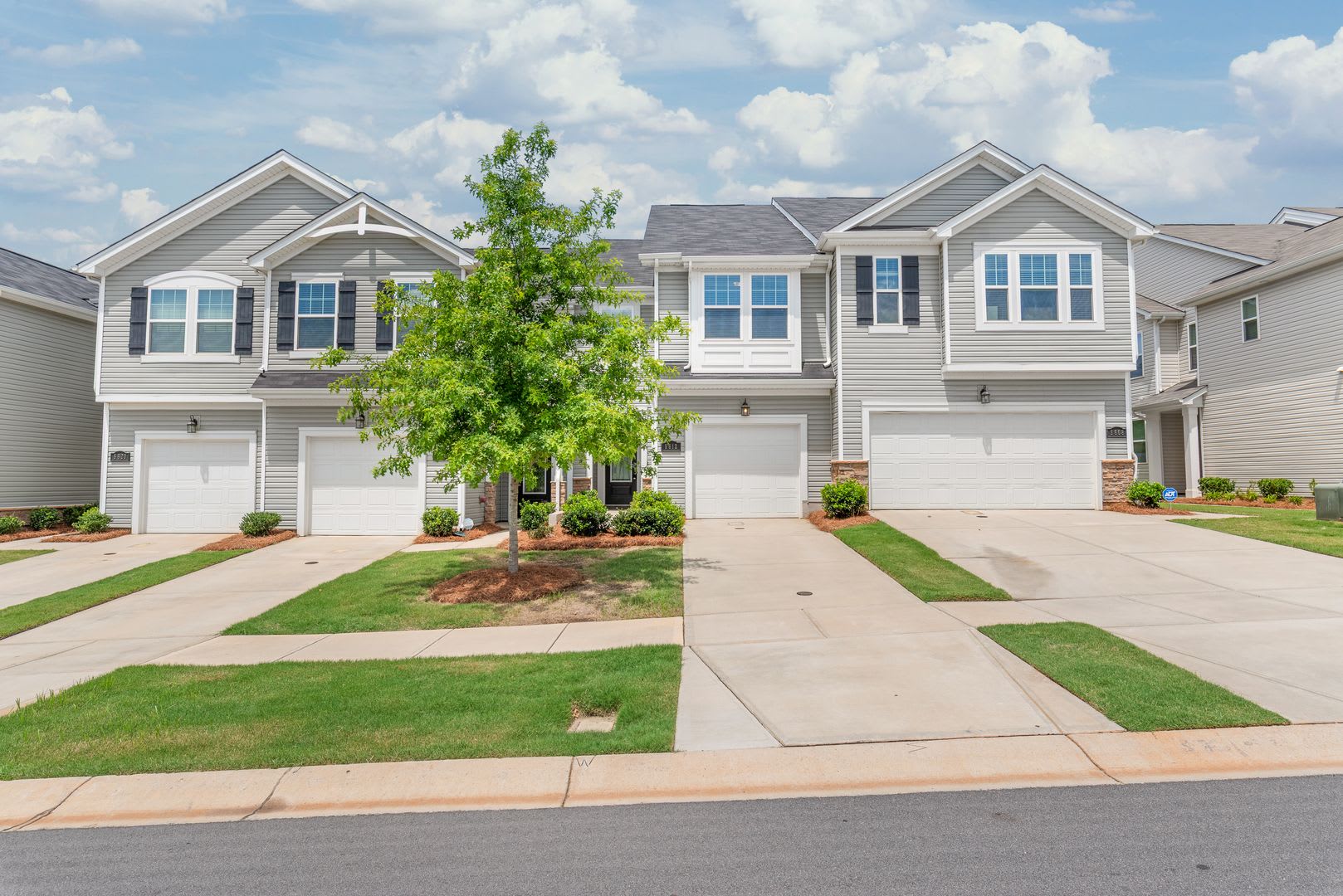Like-New Townhome in Pristine, Move-In Ready Condition – photo 1