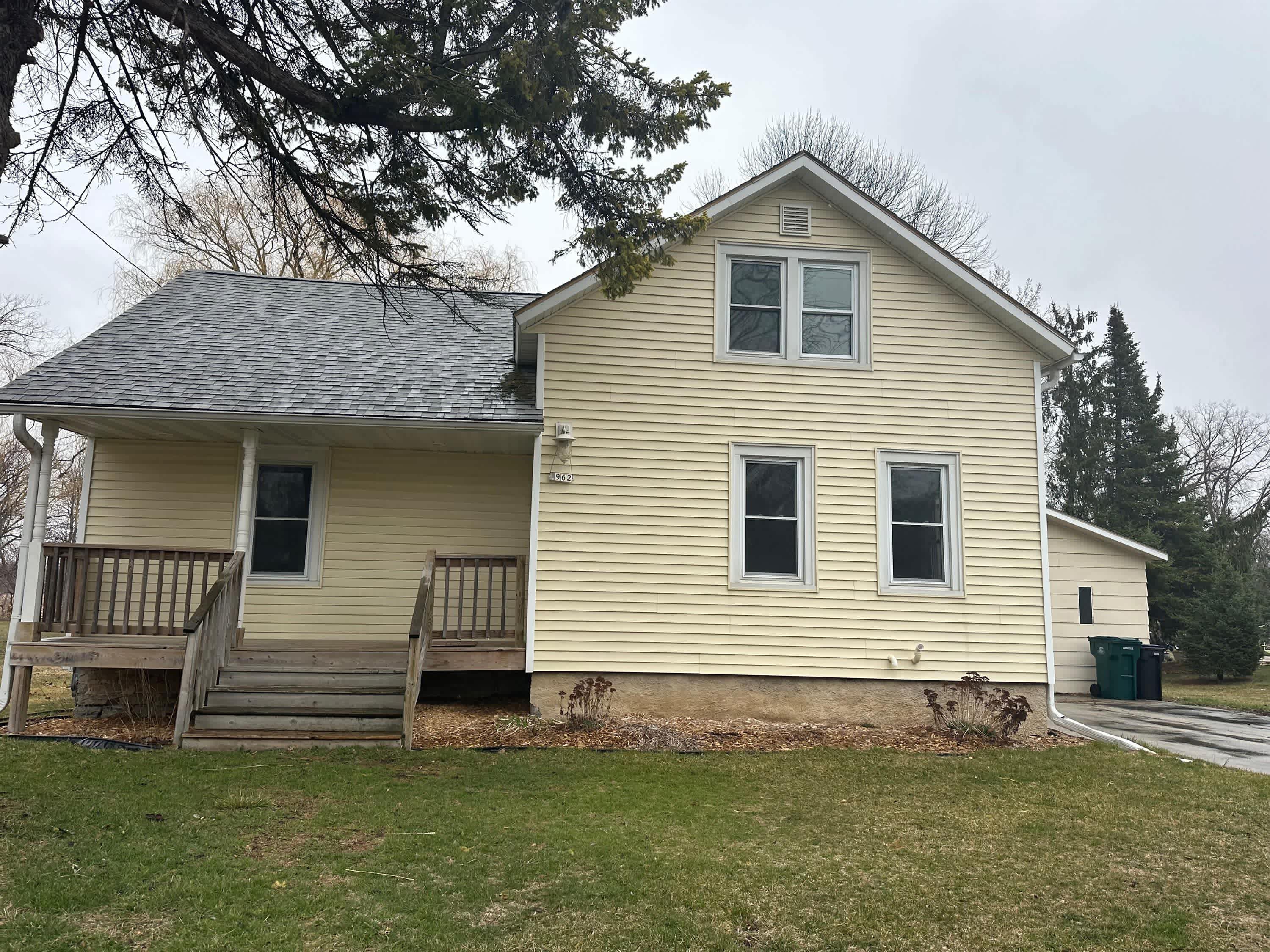962 Lakeview Drive – photo 1 of 21