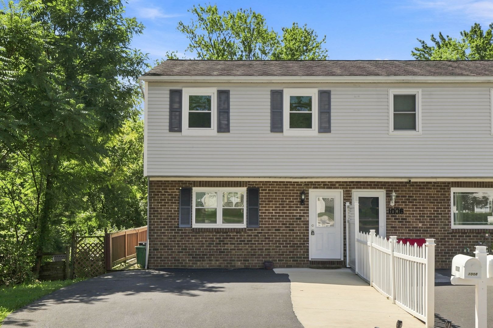 Spacious 3Br 2Ba Home With Private Yard Driveway – photo 1 of 29