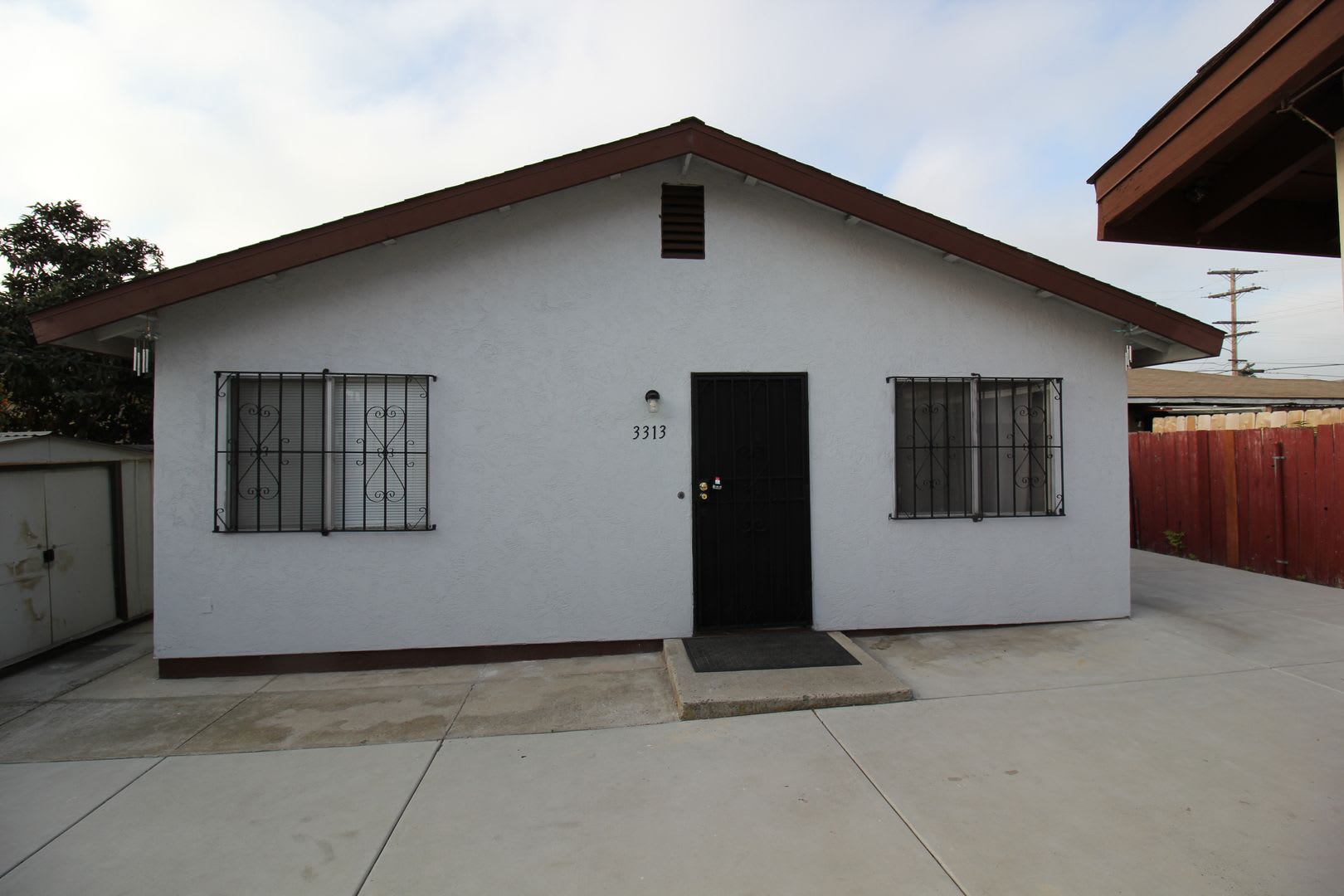 Discount Great 3 Bedroom 2 Bath Home Absolutely Fantastically Located With Access To Freeways And Downtown – photo 1