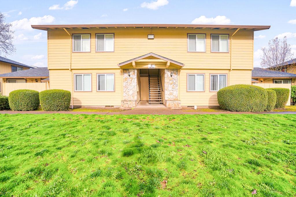 Gorgeous Two Bedroom Townhome In Hillsboro – photo 1 of 233