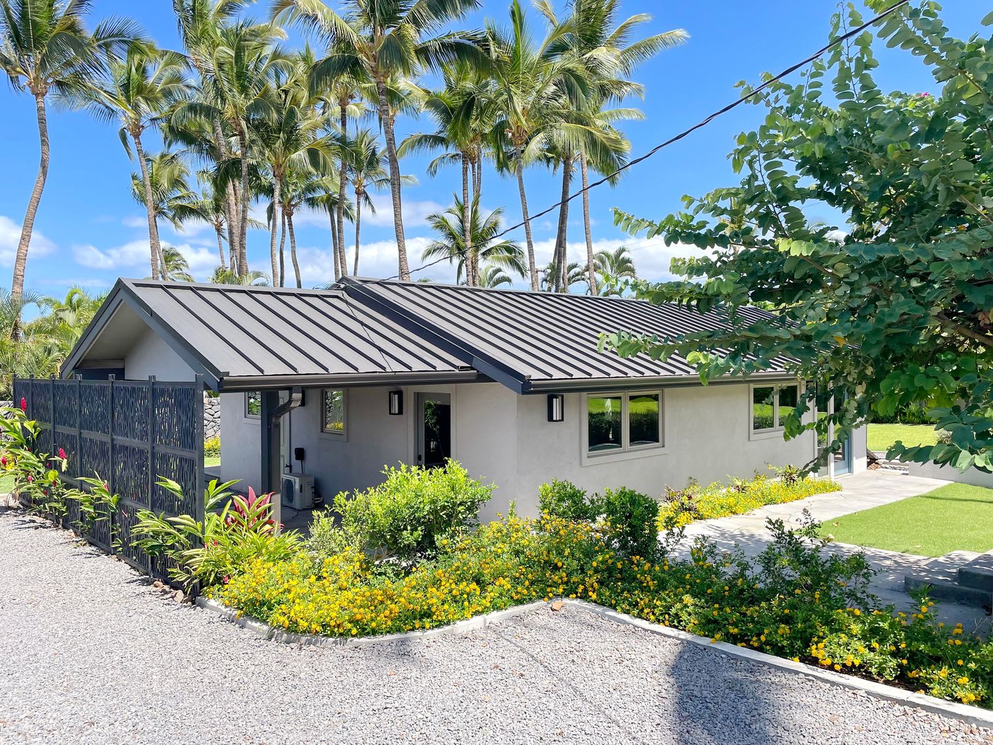 Island Living In A Renovated 2 Bed 2 Bath Unfurnished Maui Meadows Retreat – photo 1 of 33