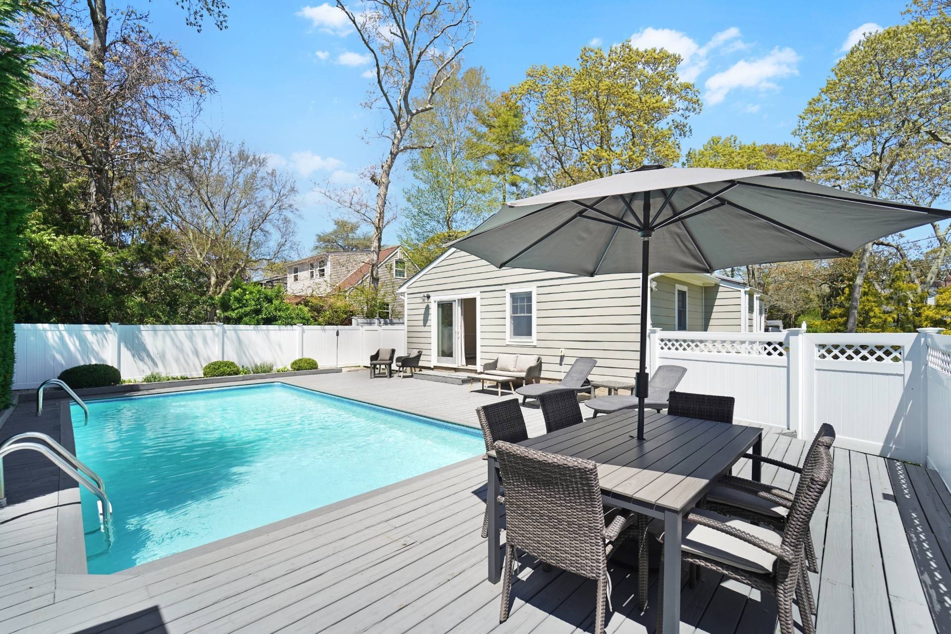 11 WHITE BIRCH LN – photo 1 of 17