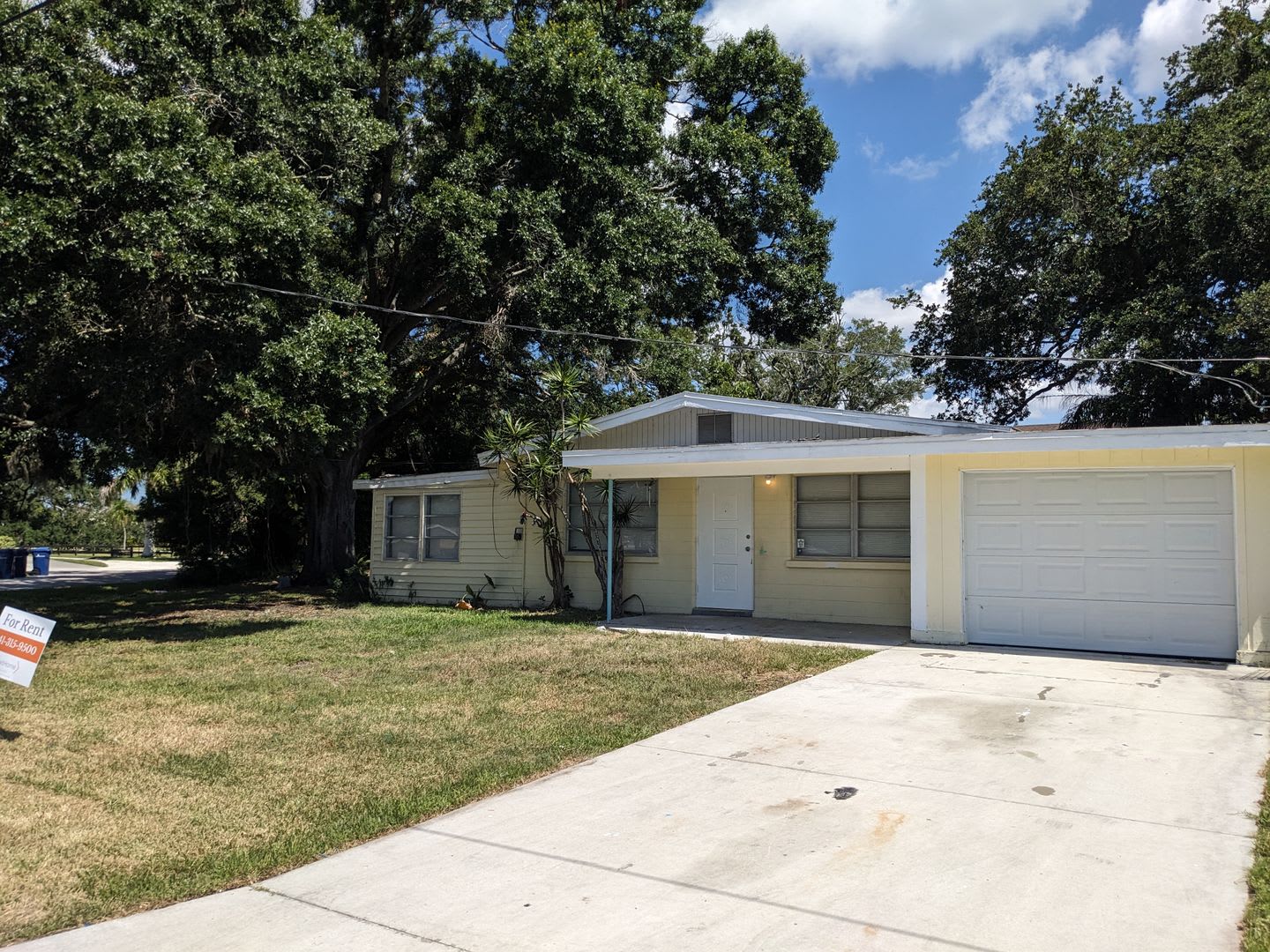Conveniently located 2/1 Florida home with private backyard – photo 1 of 19