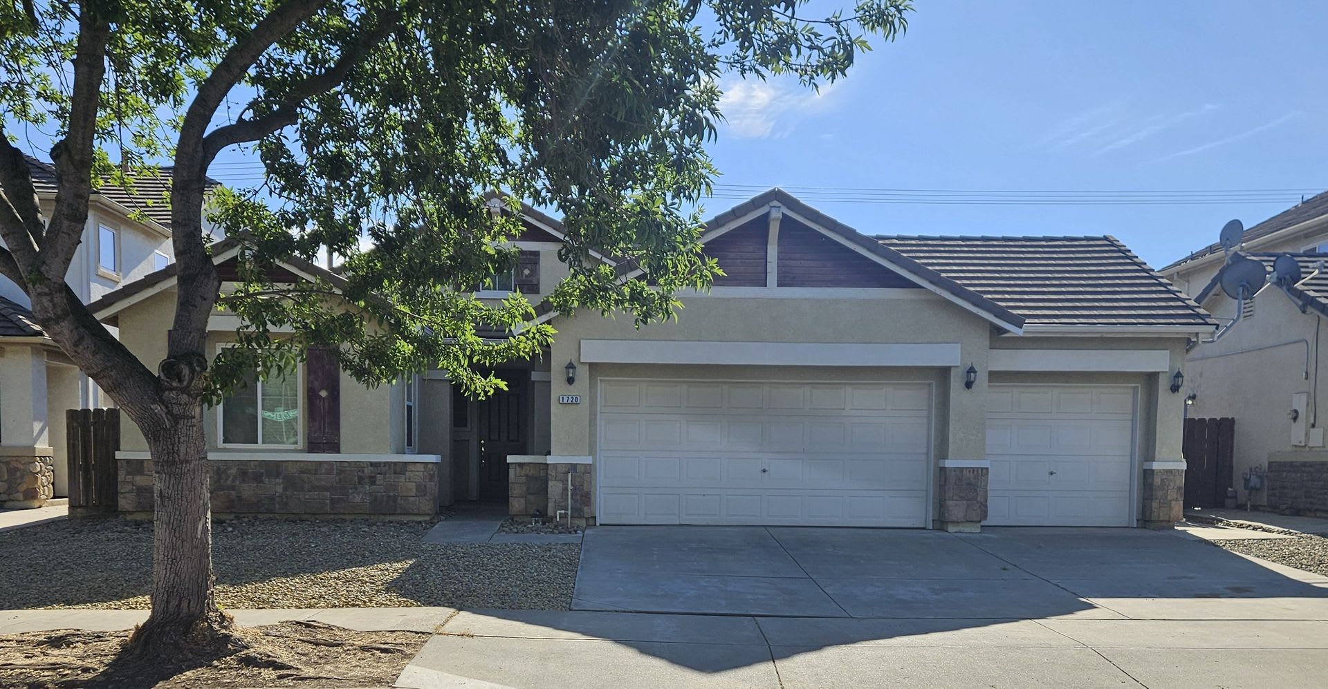 Spacious 4 bedroom home near River Oaks Golf Course – photo 1 of 12